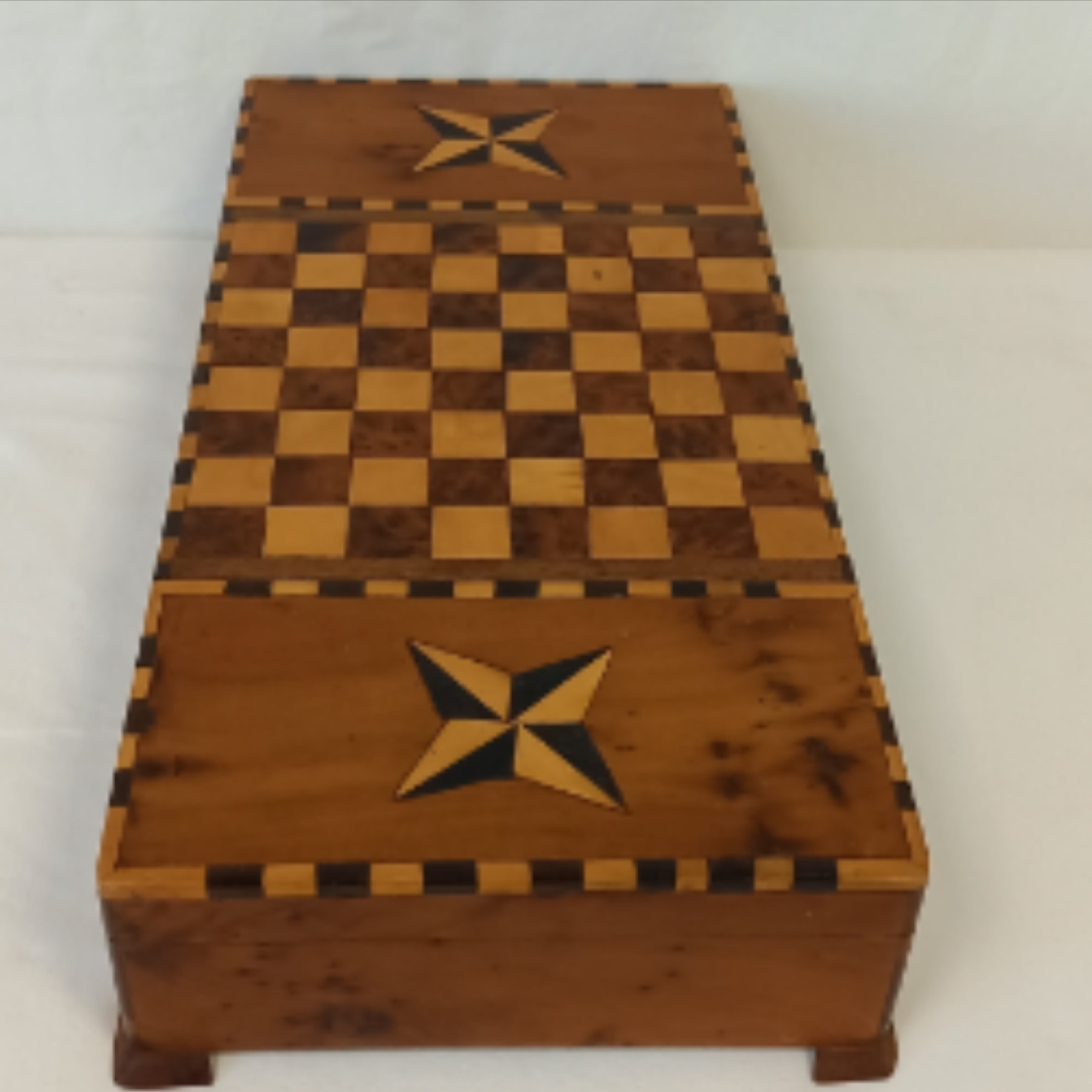 Voir photo 4 de Jeu d'échec en bois composé de 17 pièces plus un coffret. Jeu d'échec en bois composé de 17 pièces plus un coffret. Bon état - Vue 4 -